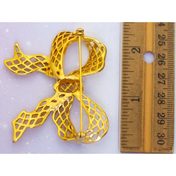 Vintage Ribbon Crisscross Patterned Gold Tone Brooch - J32 - Picture 2 of 2